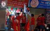 [ẢNH] Đường phố Hà Nội đỏ rực sau chiến thắng của Olympic Việt Nam tại ASIAD 2018